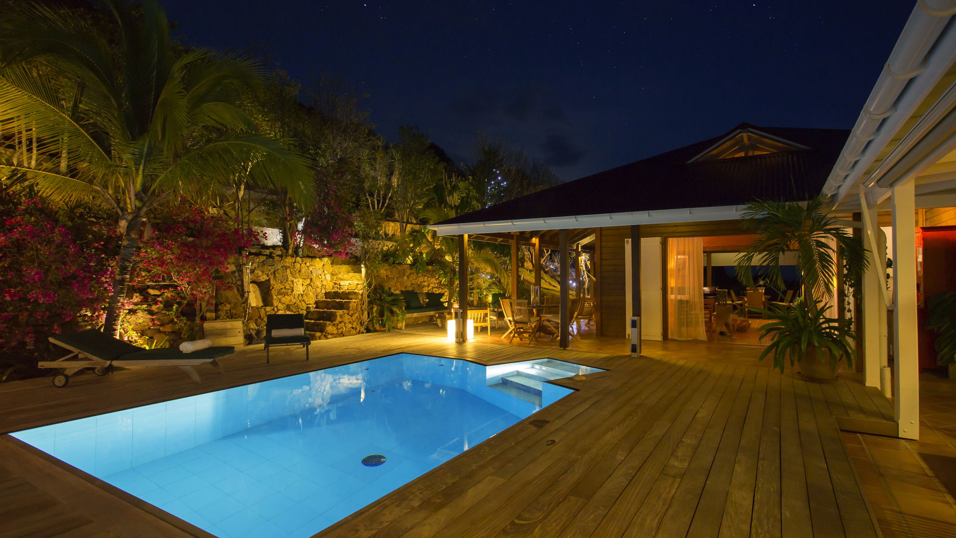 POOL & TERRACE