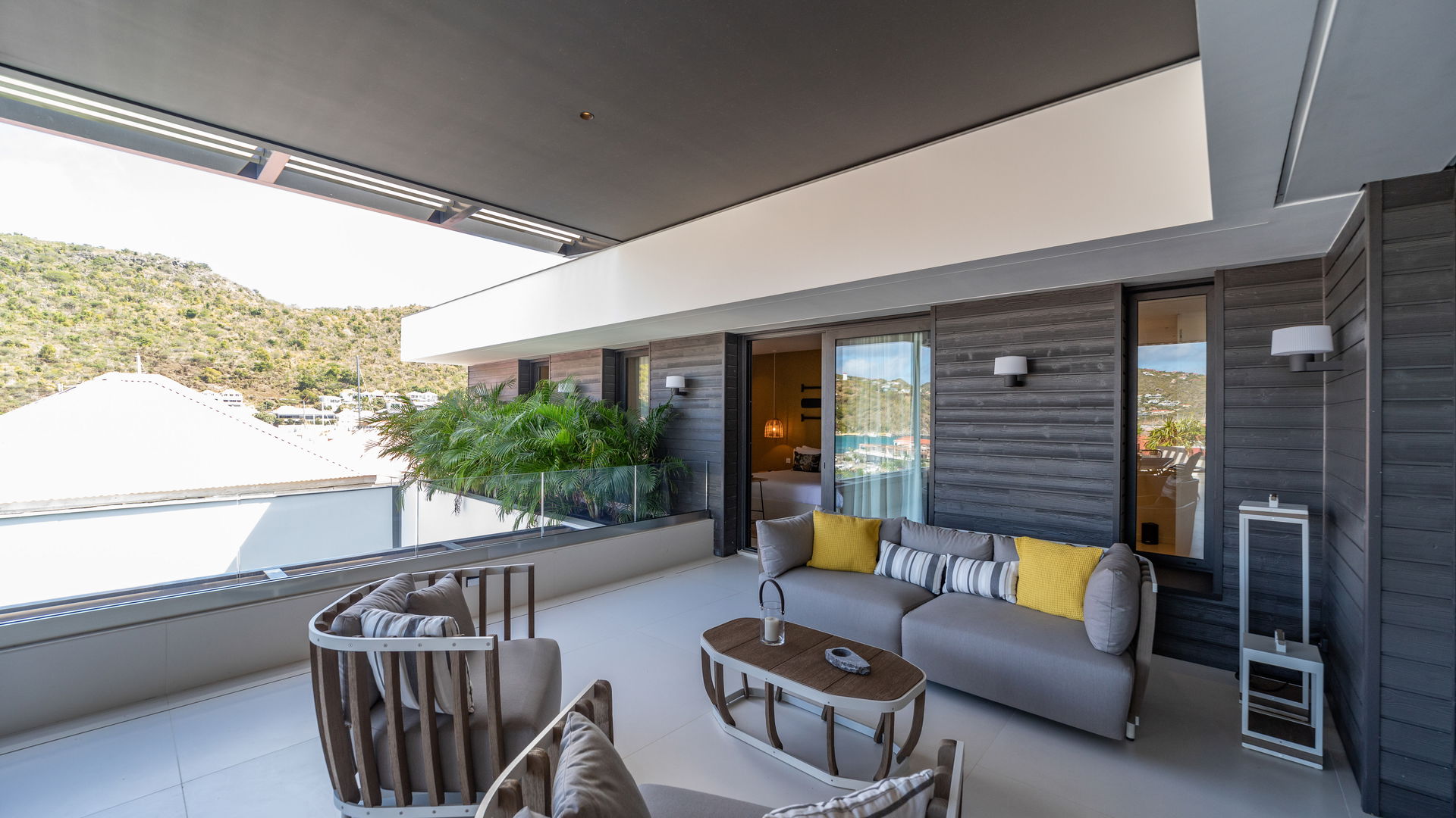OUTDOOR LOUNGE AREA