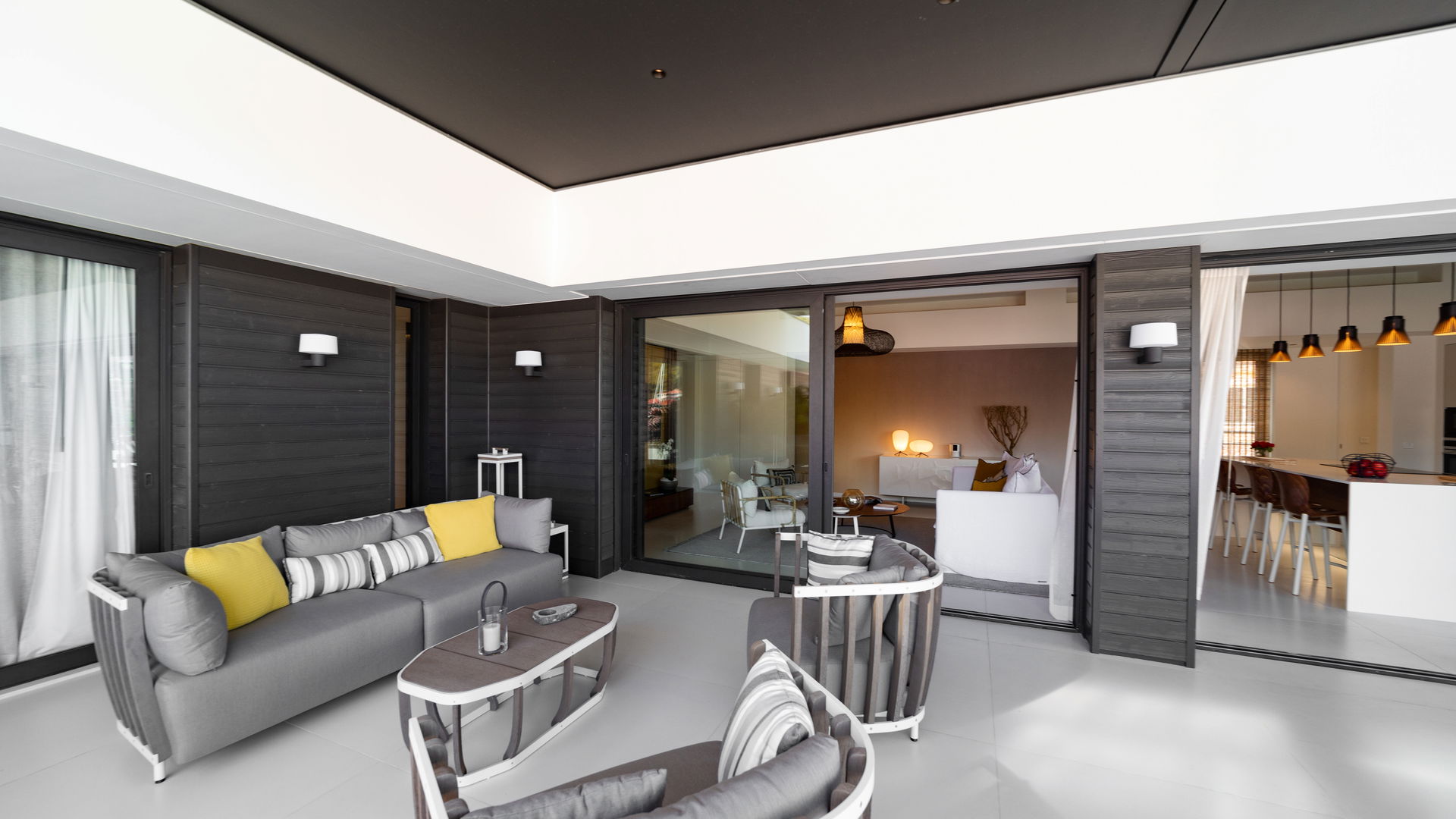 OUTDOOR LOUNGE AREA