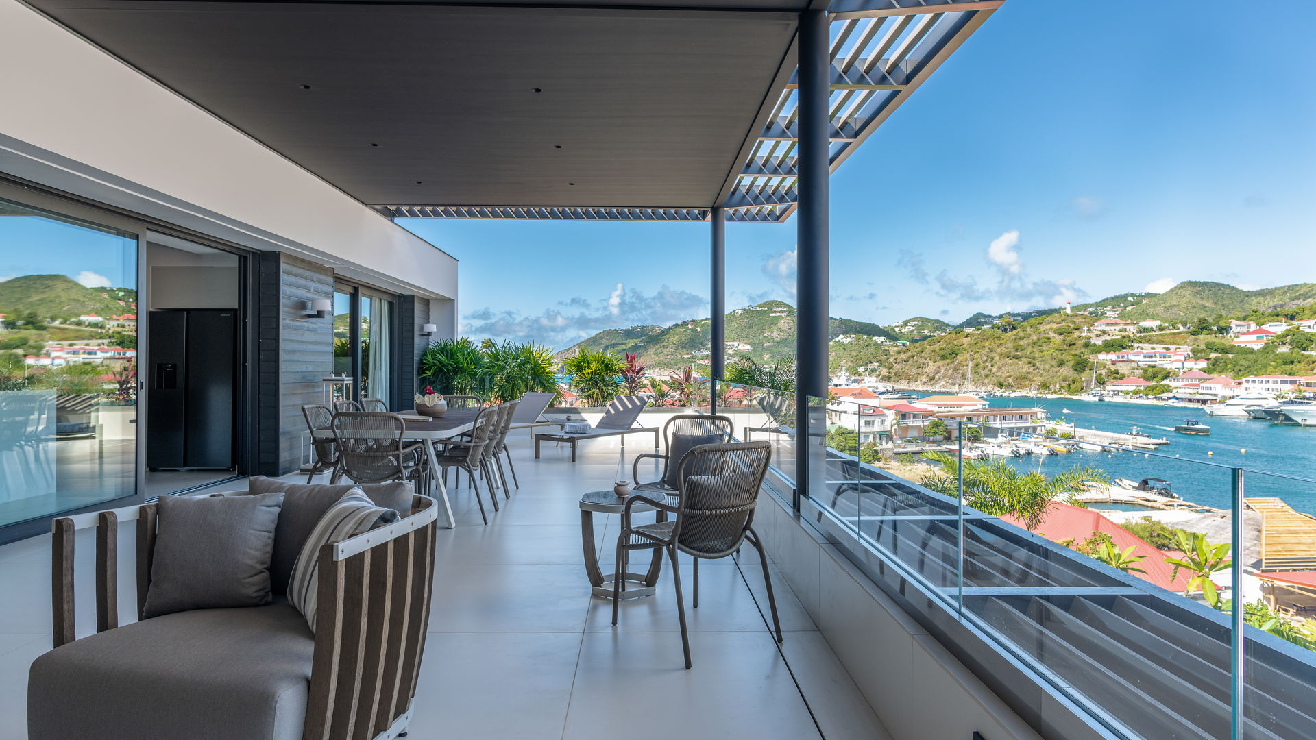OUTDOOR LOUNGE AREA