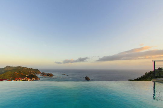 VILLA THE VIEW BY NIGHT 1