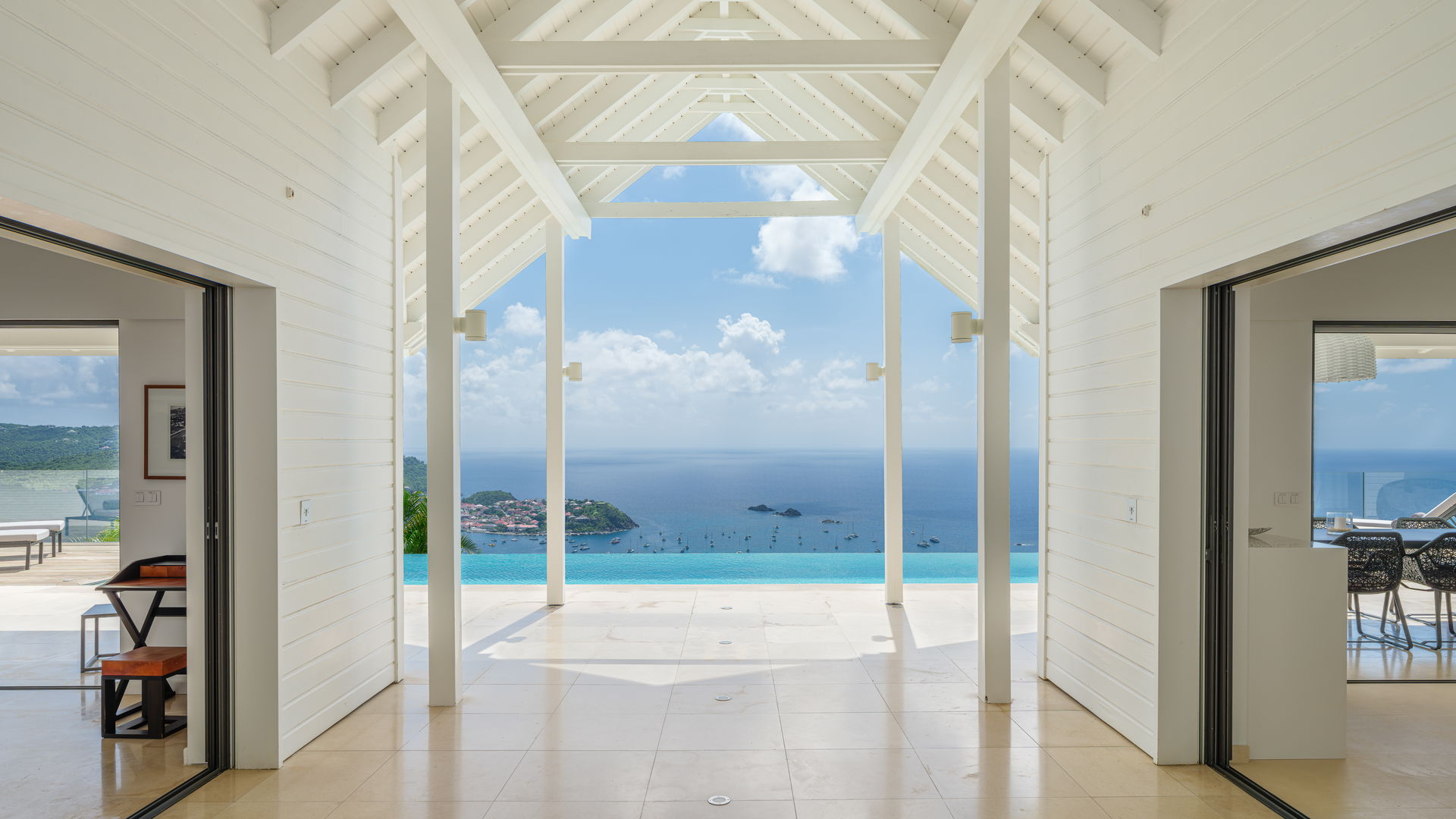 OUTDOOR LOUNGE AREA