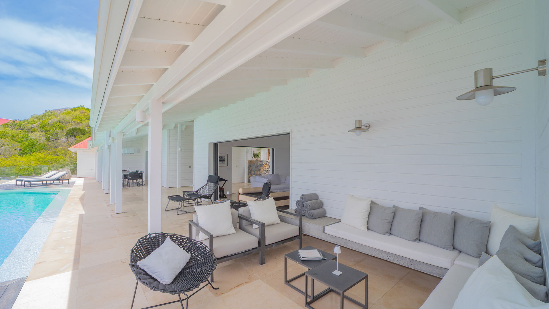 OUTDOOR LOUNGE AREA