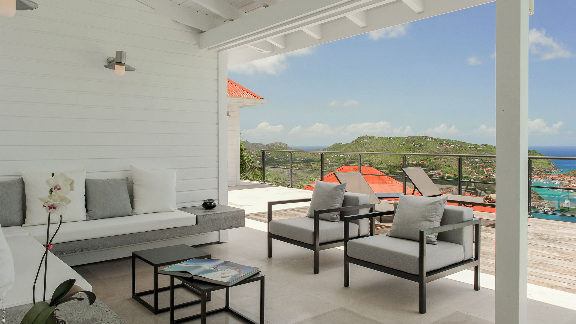 OUTDOOR LOUNGE AREA