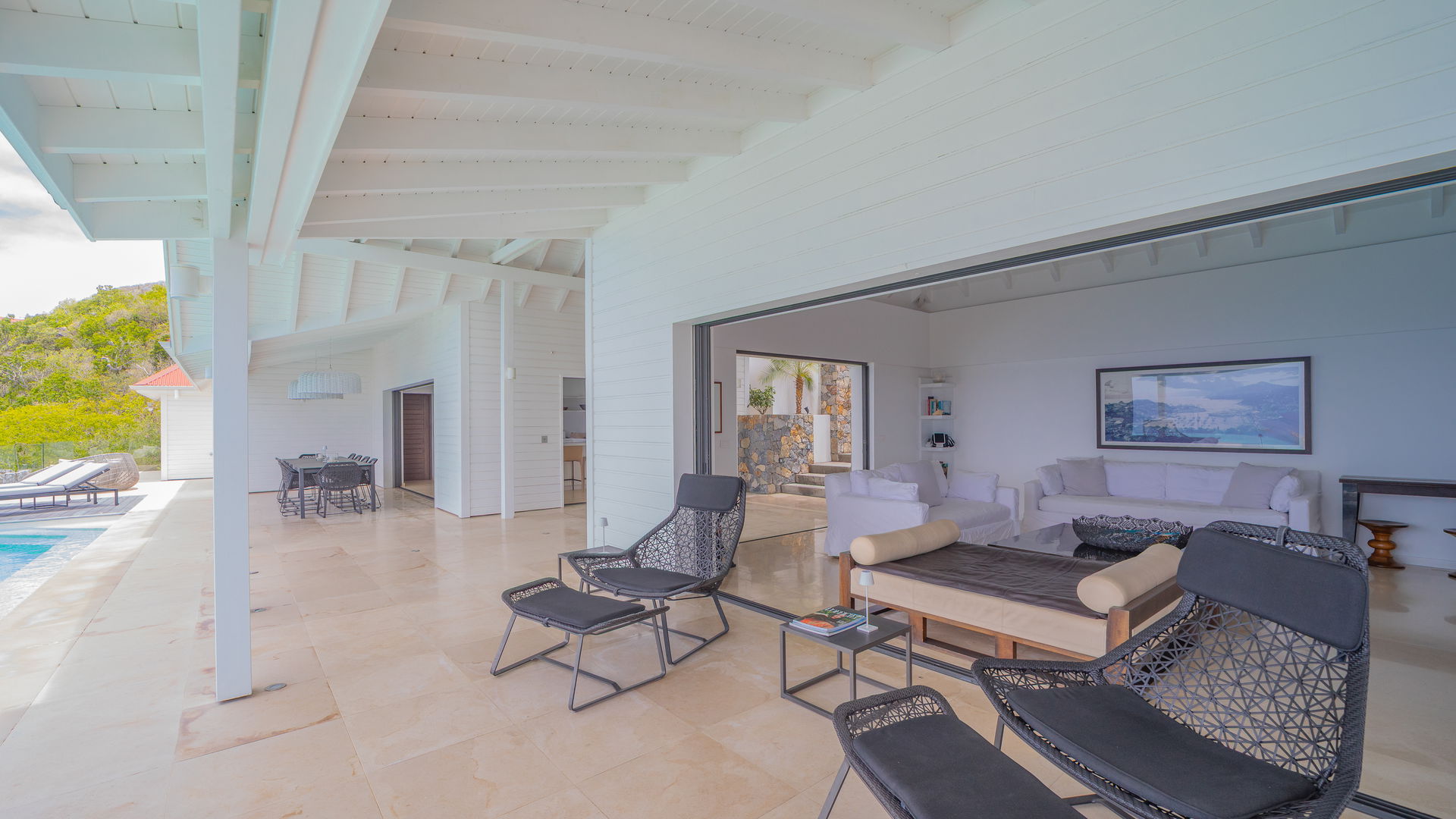 OUTDOOR LOUNGE AREA