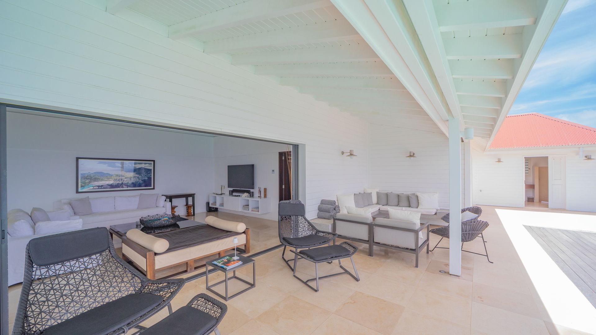 OUTDOOR LOUNGE AREA