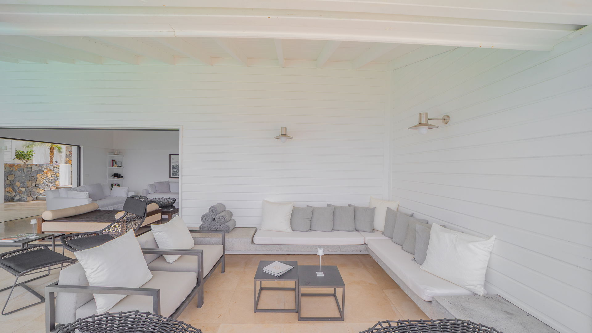 OUTDOOR LOUNGE AREA