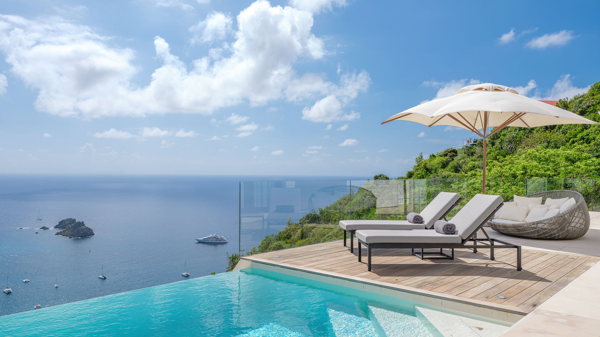 POOL & TERRACE