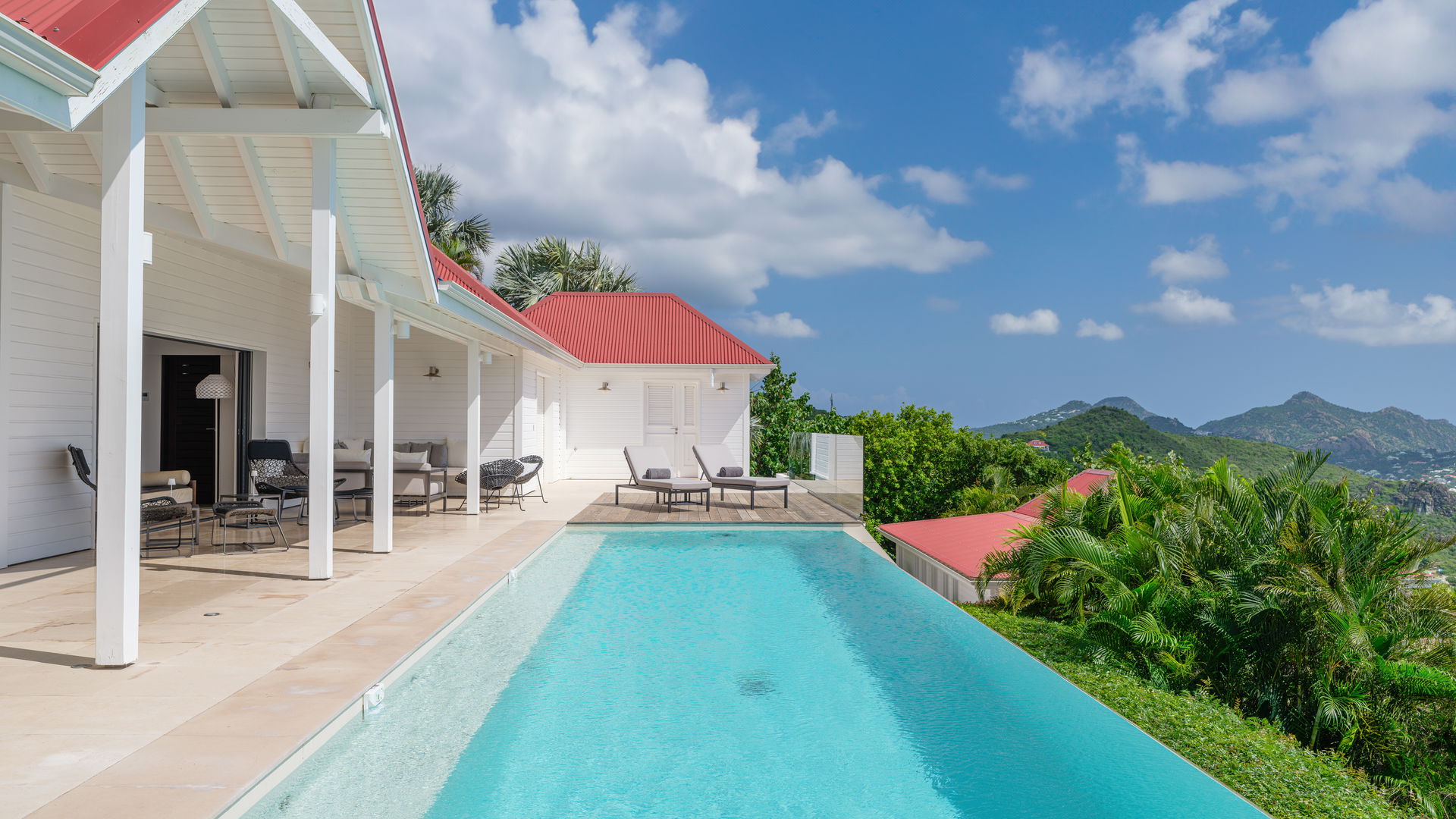 POOL & TERRACE