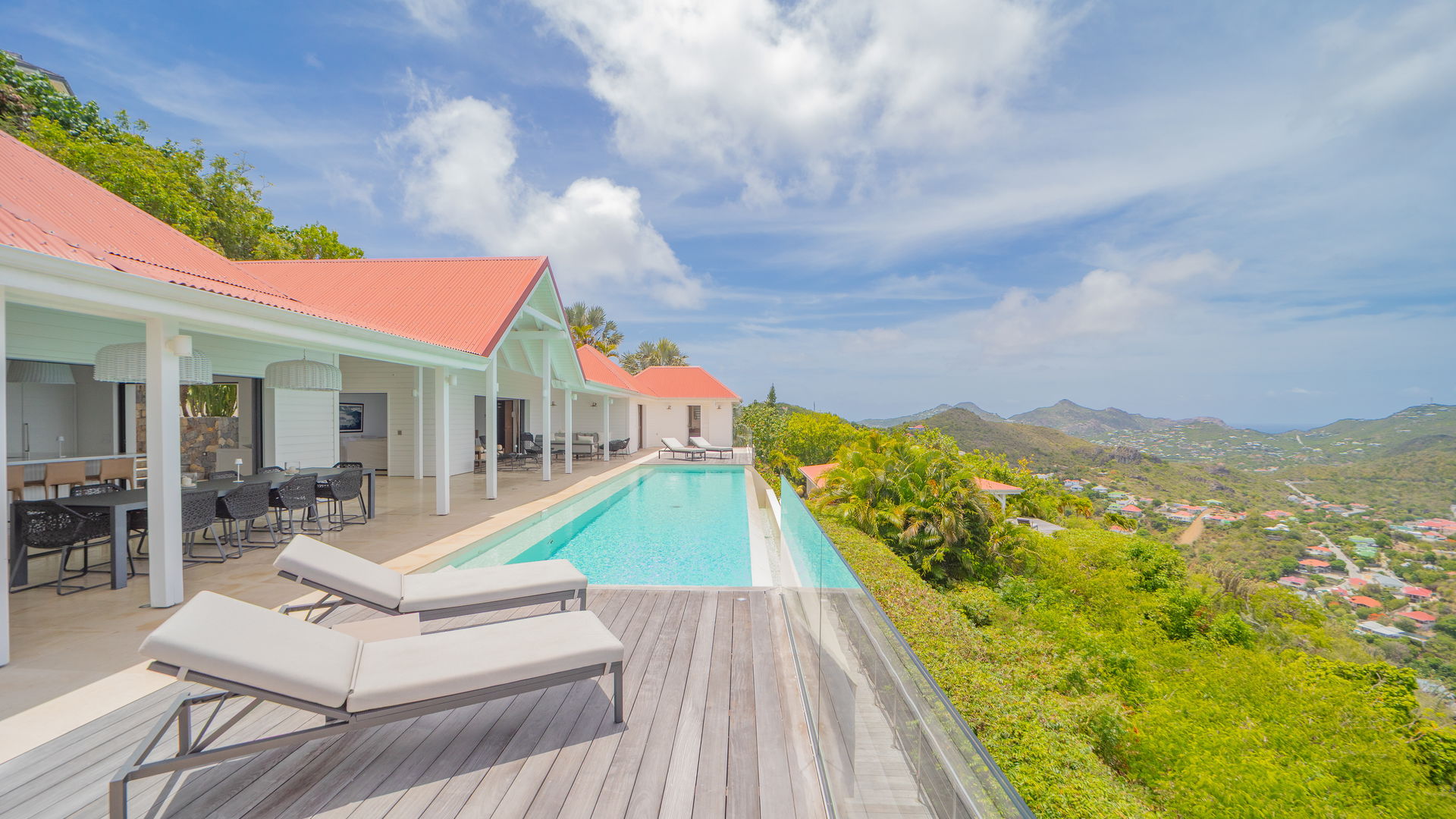 POOL & TERRACE