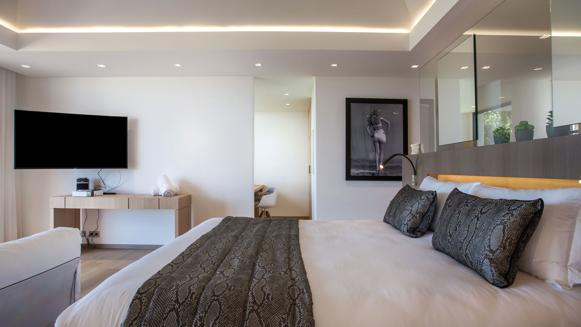 BEDROOM 2