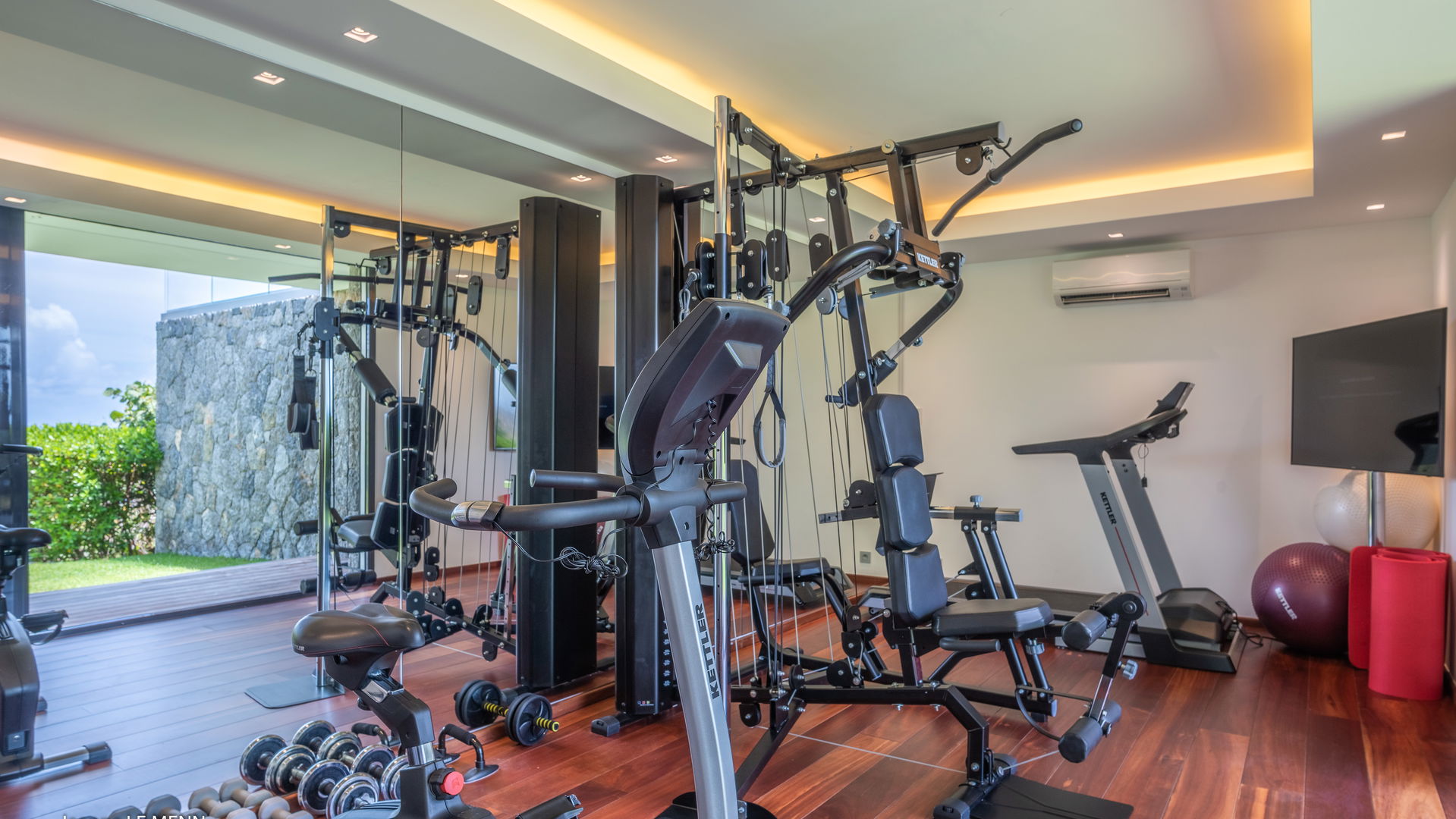 FITNESS ROOM