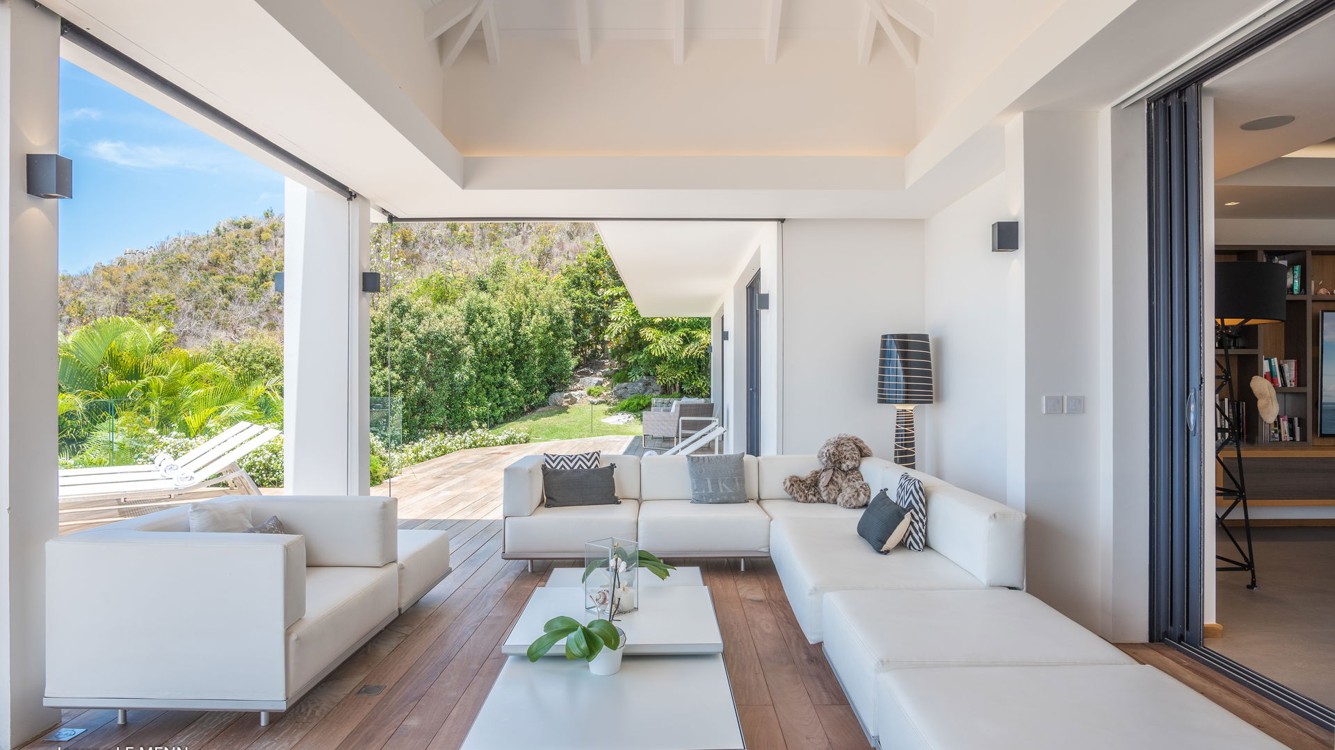 OUTDOOR LOUNGE AREA