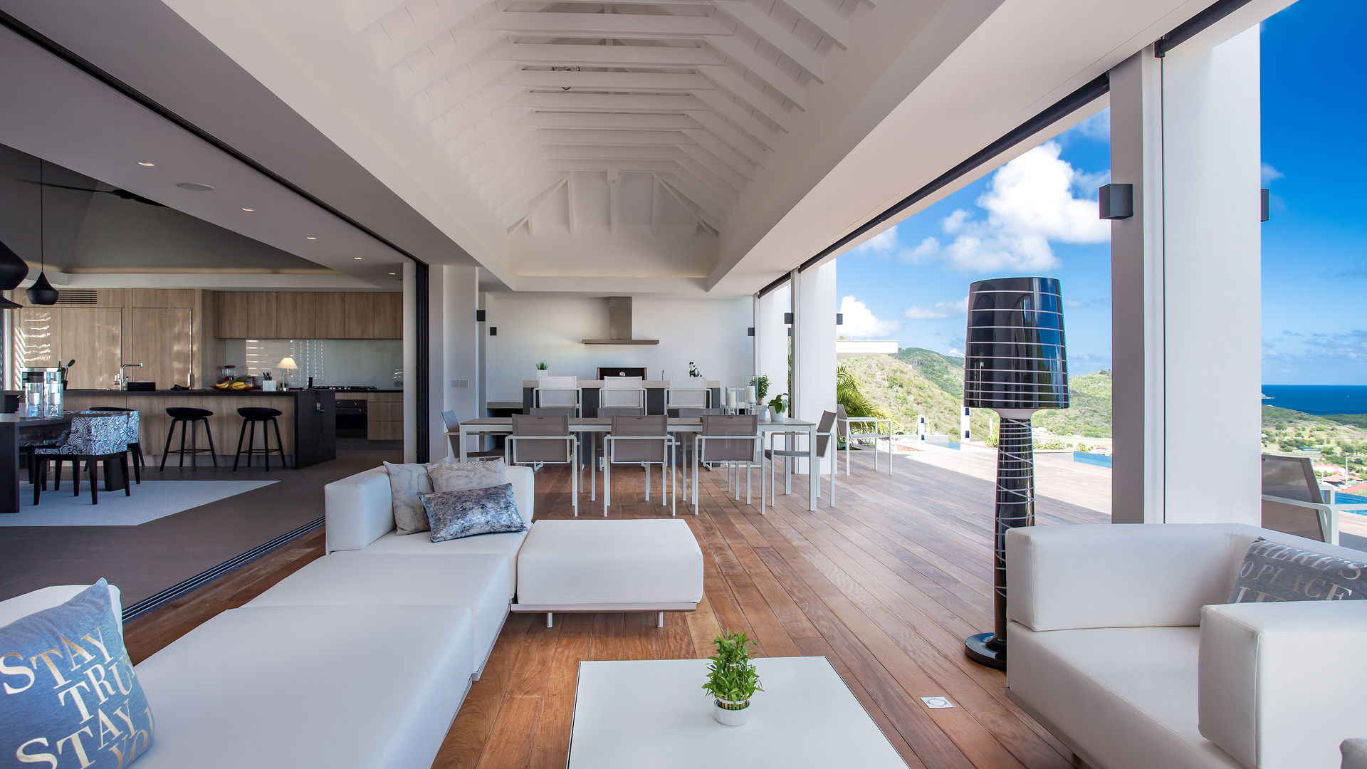 OUTDOOR LOUNGE AREA