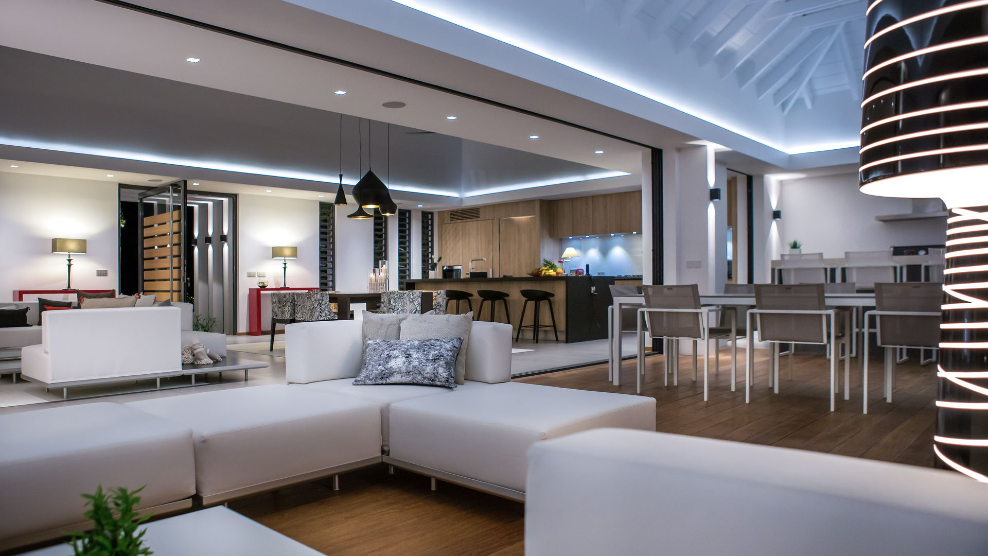 OUTDOOR LOUNGE AREA