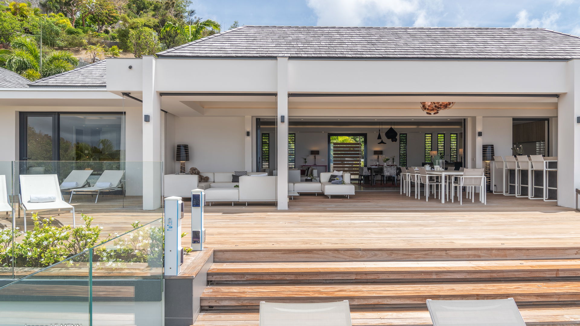 POOL & TERRACE