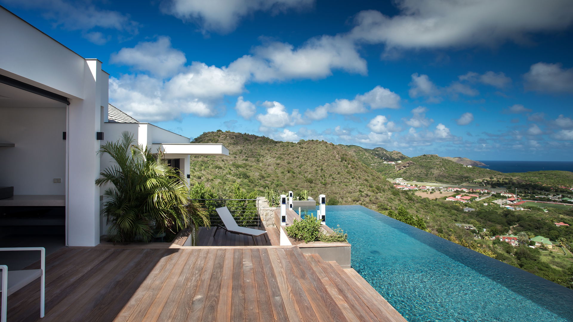 POOL & TERRACE