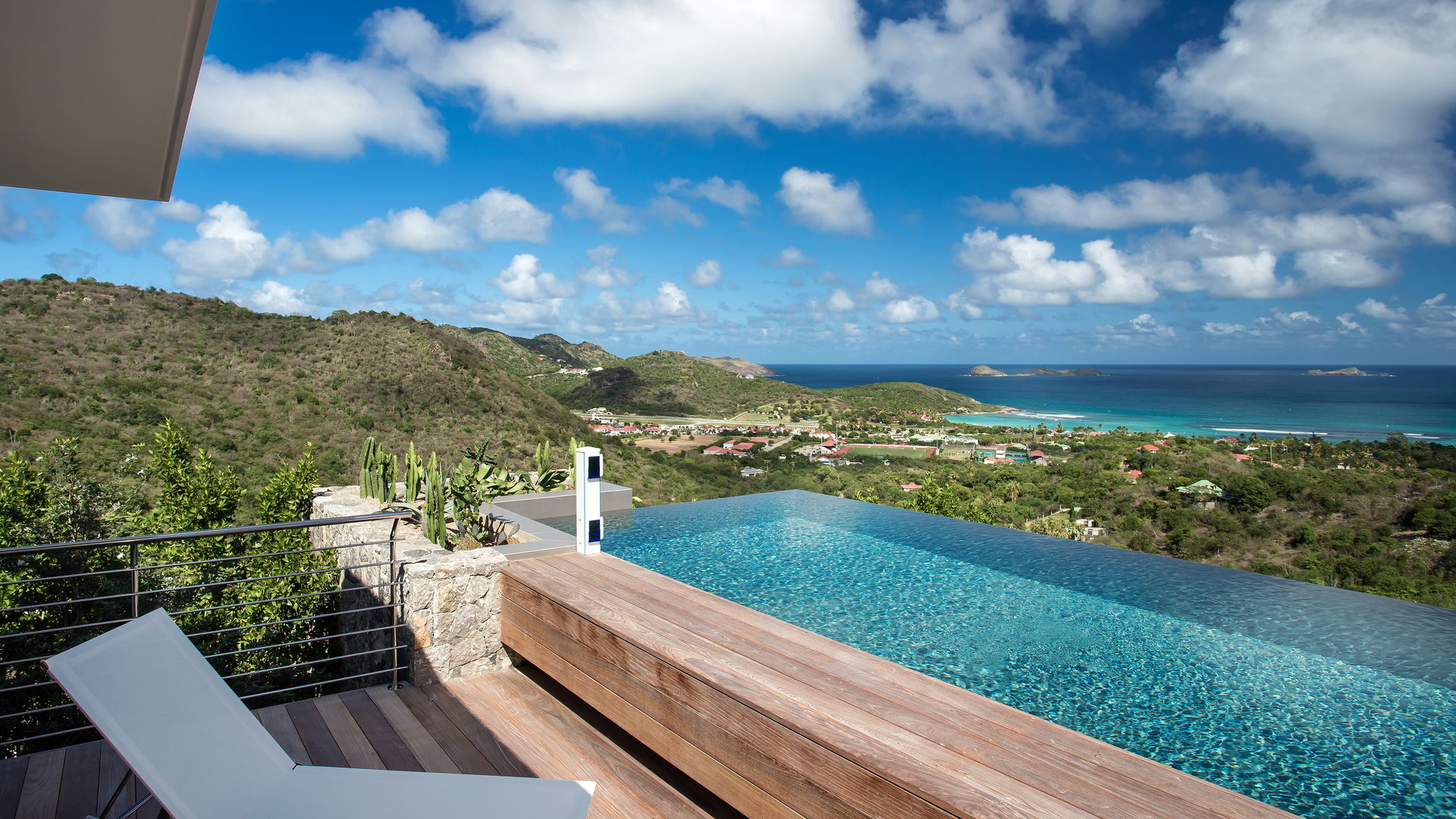 POOL & TERRACE