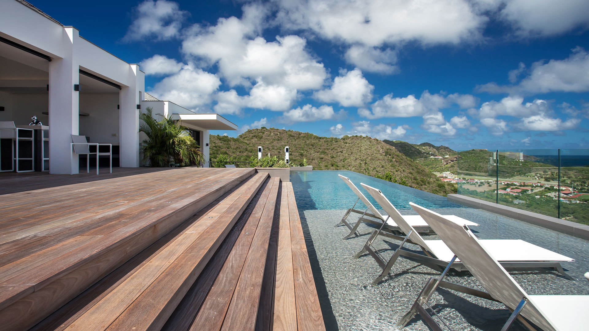 POOL & TERRACE