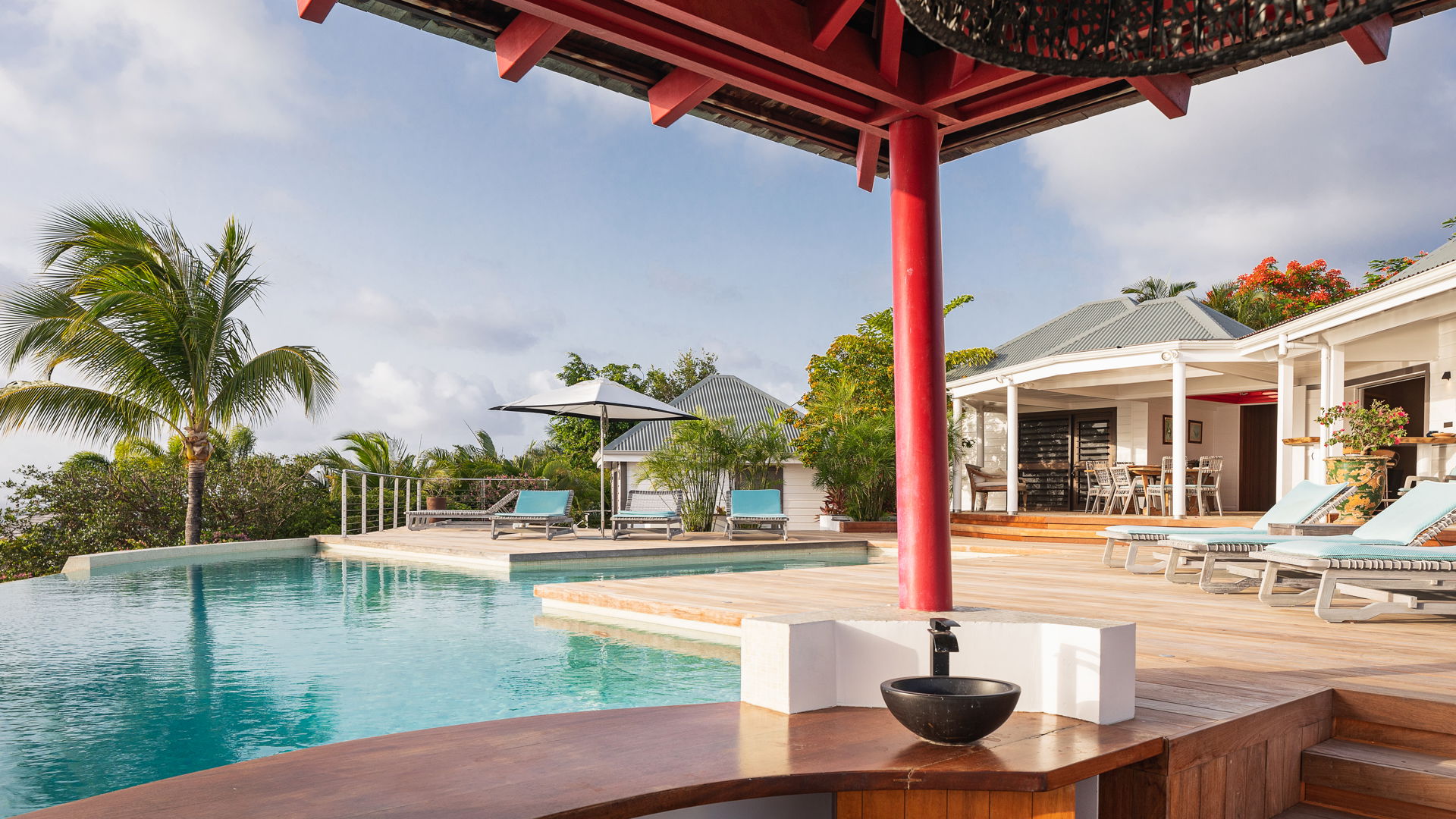 POOL & TERRACE
