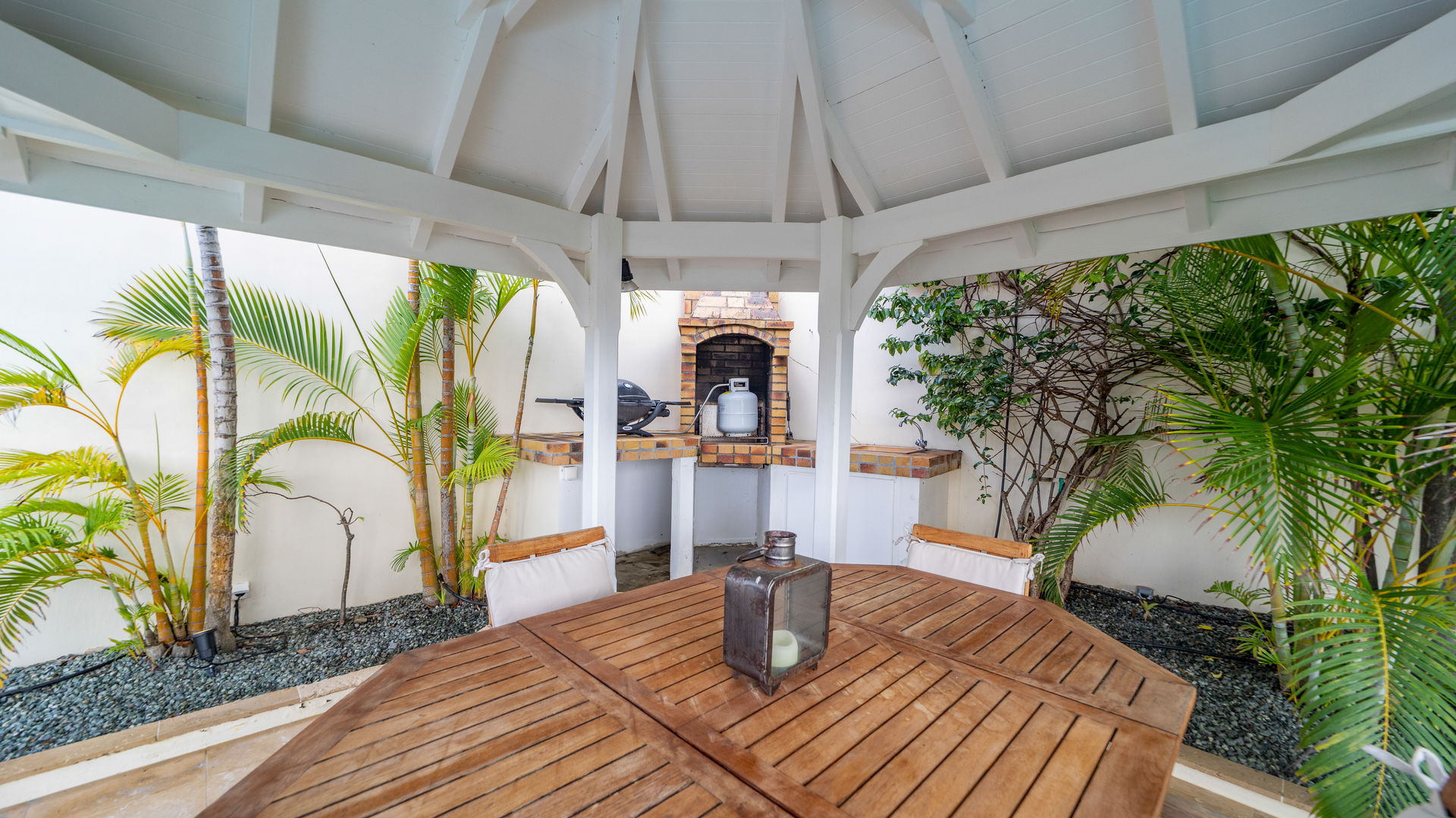 KITCHEN & DINING AREA