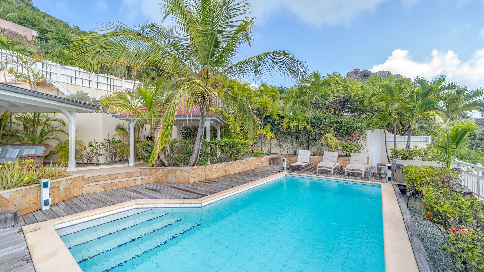 POOL & TERRACE