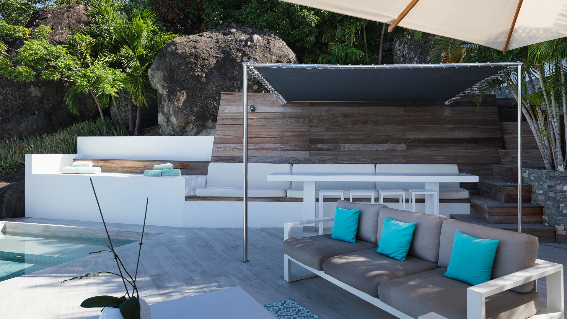 OUTDOOR LOUNGE AREA