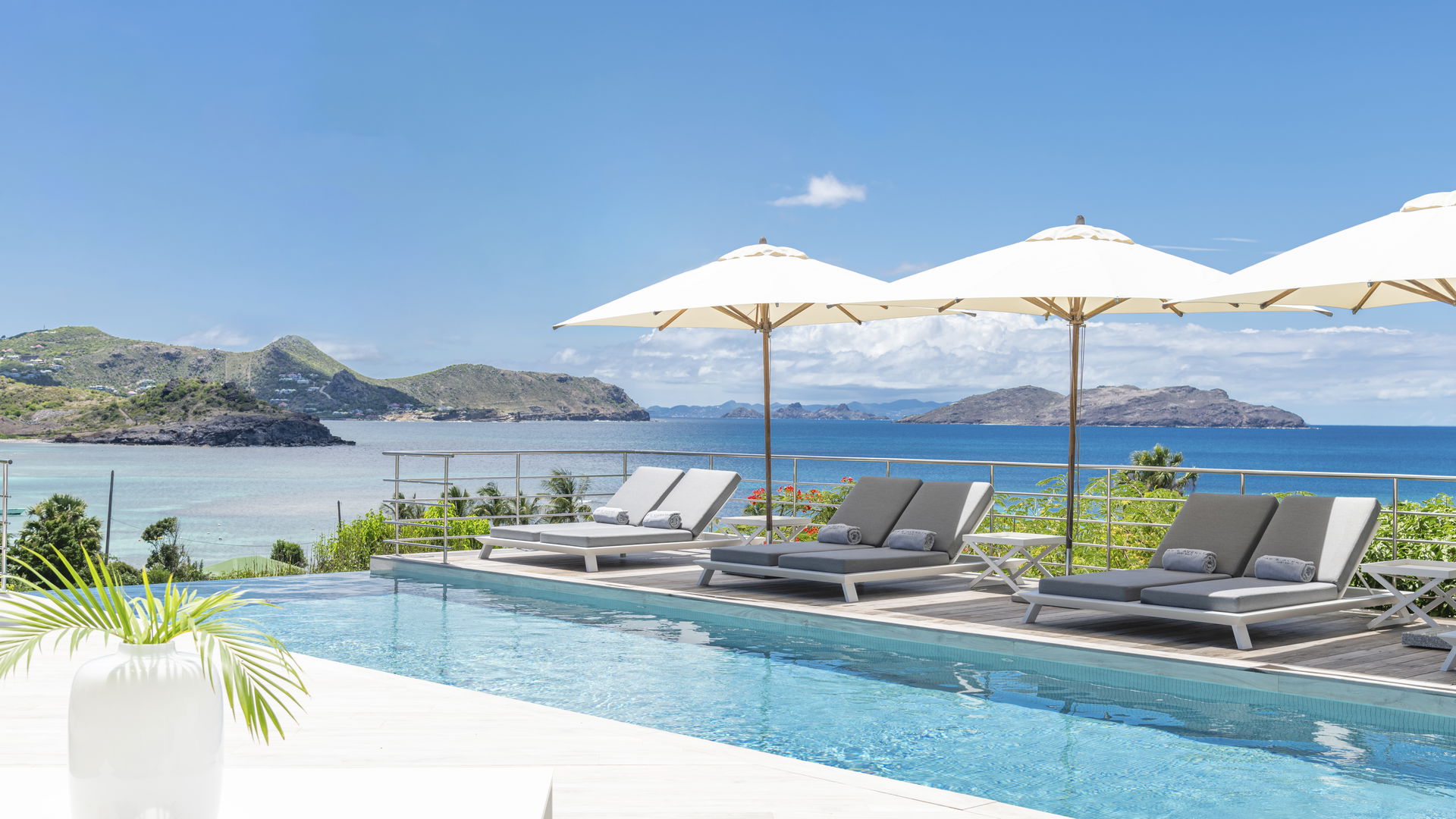 POOL & TERRACE
