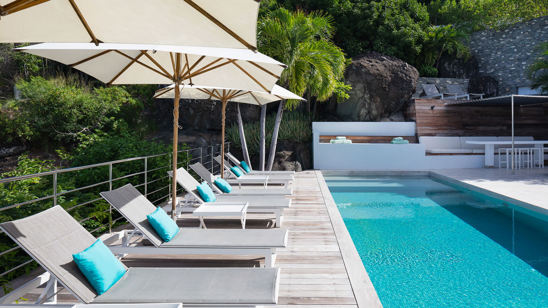 POOL & TERRACE