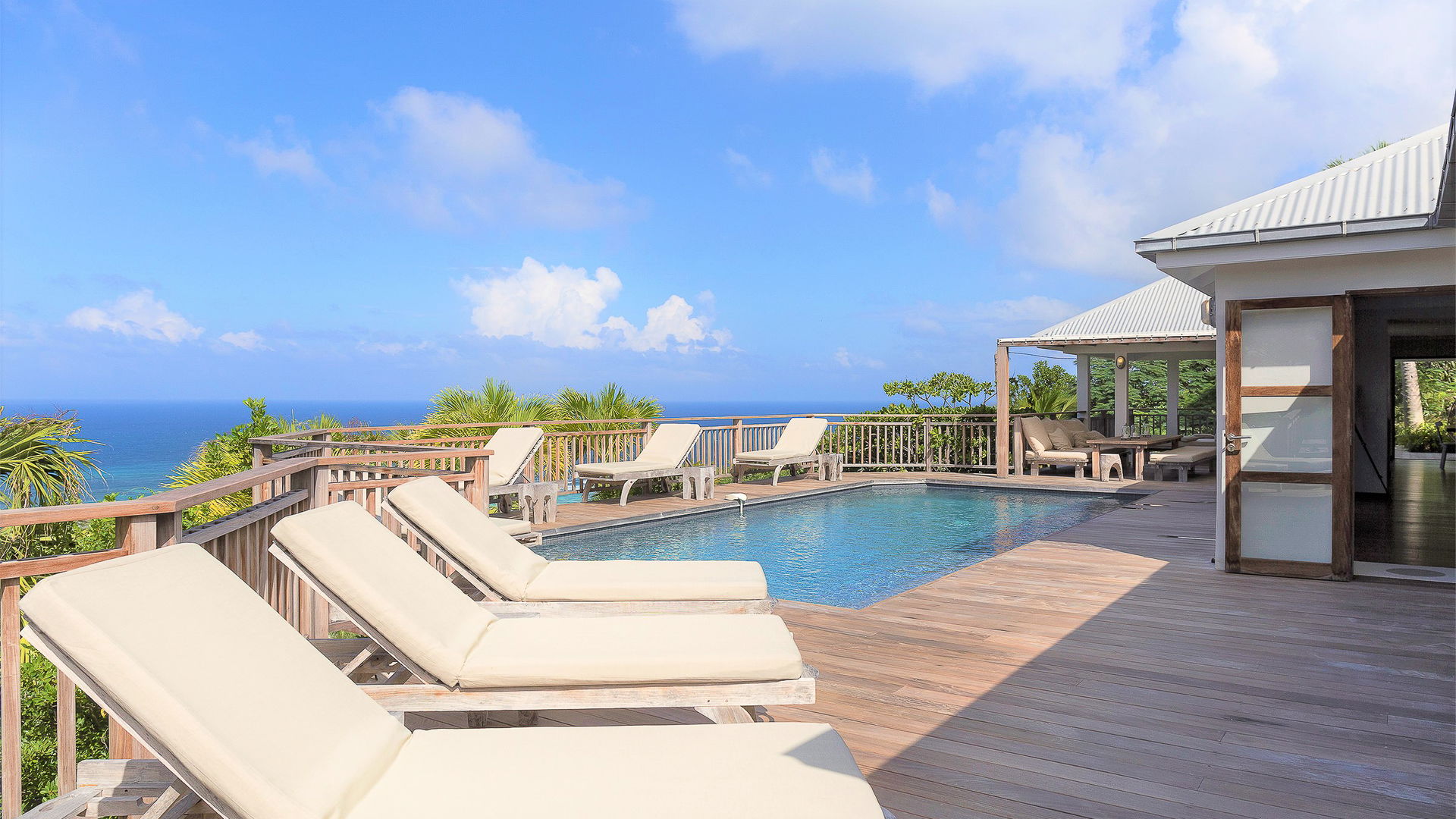 POOL & TERRACE
