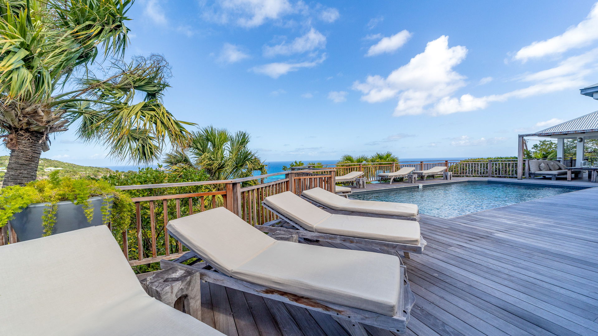 POOL & TERRACE