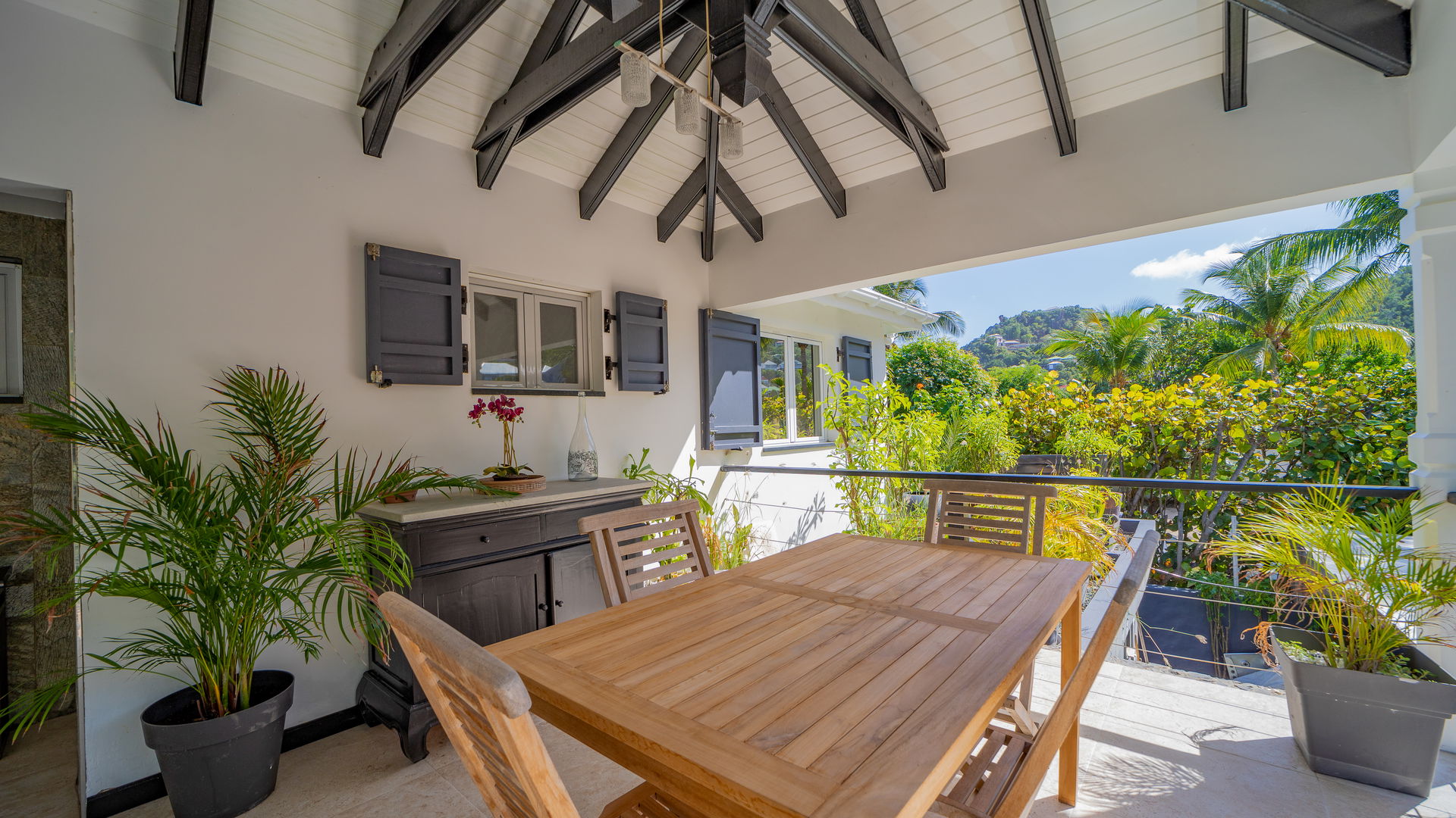 KITCHEN & DINING AREA