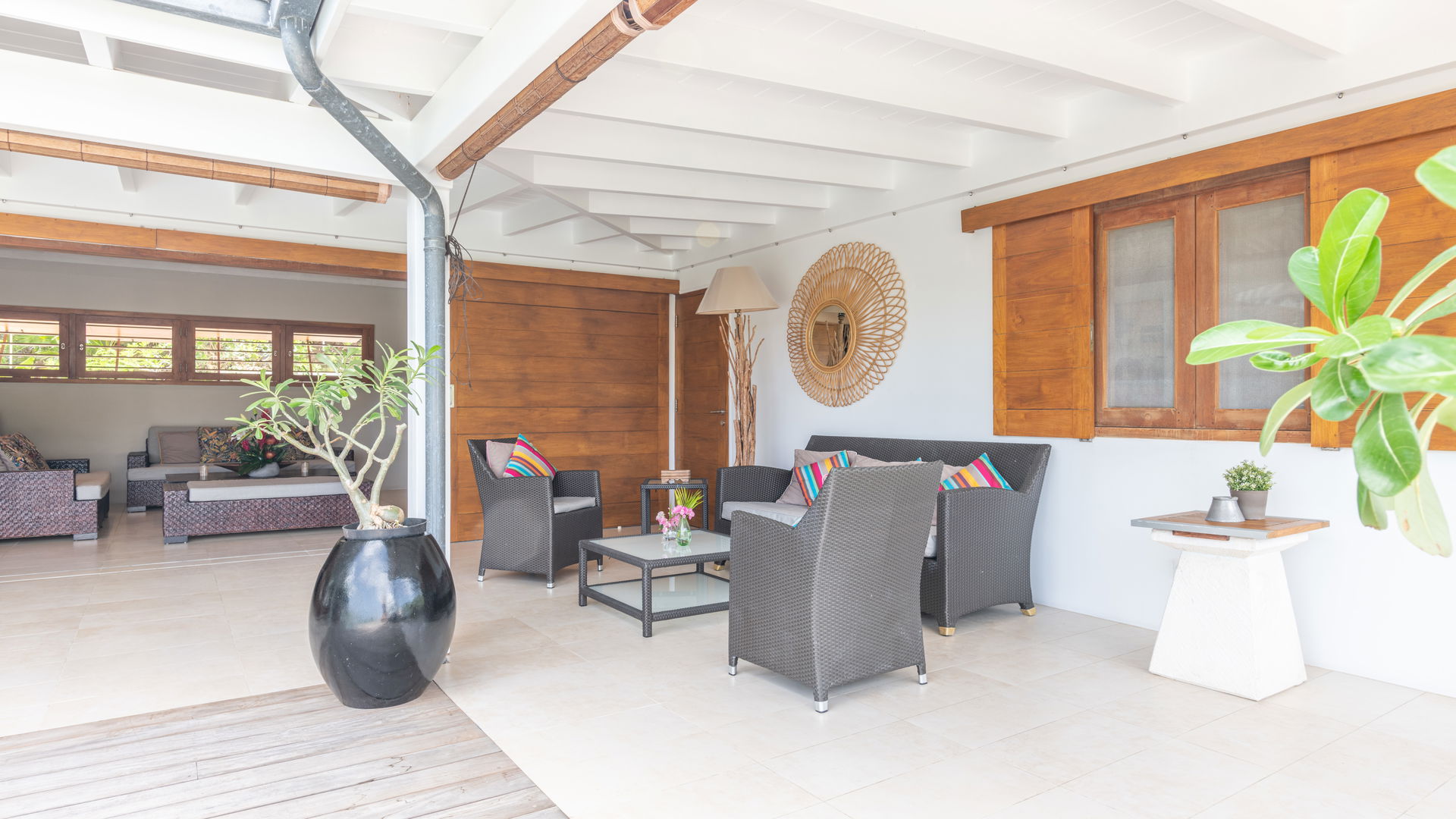 OUTDOOR LOUNGE AREA