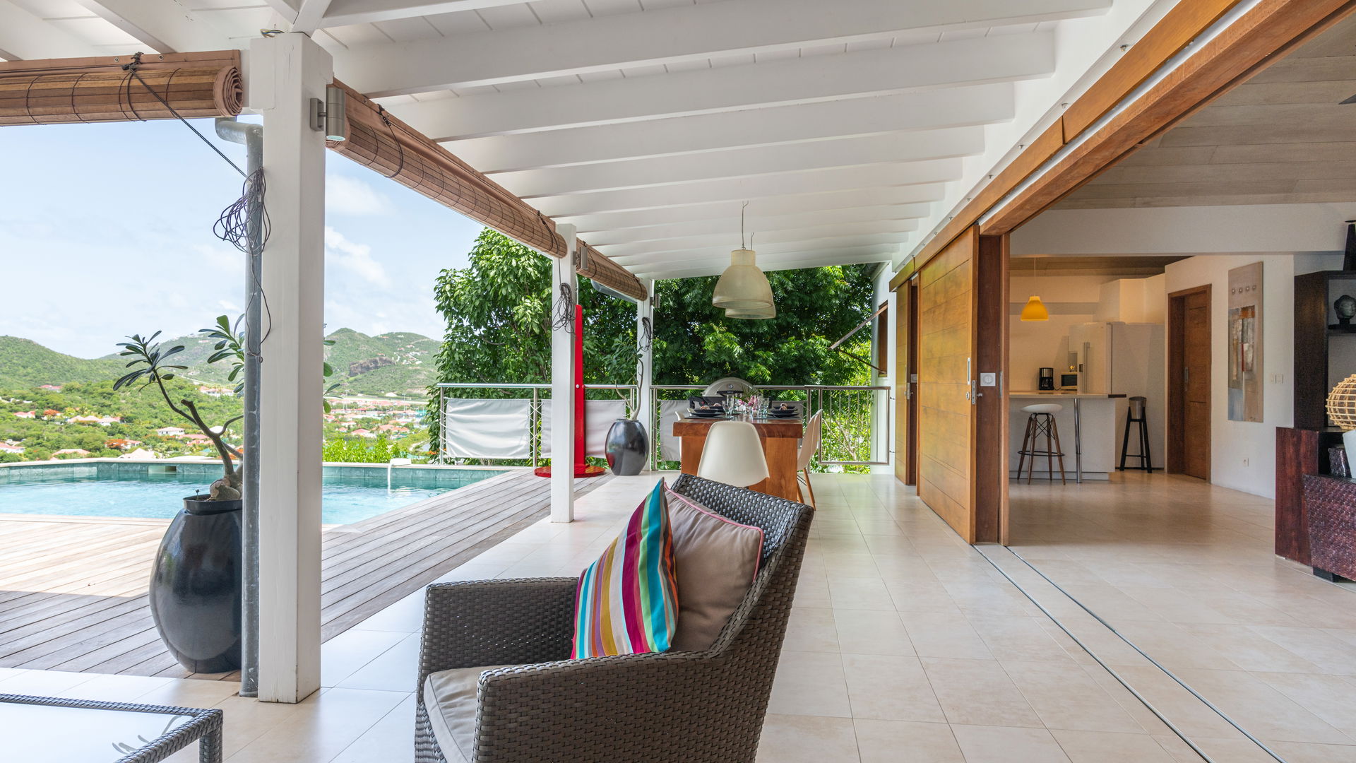 OUTDOOR LOUNGE AREA