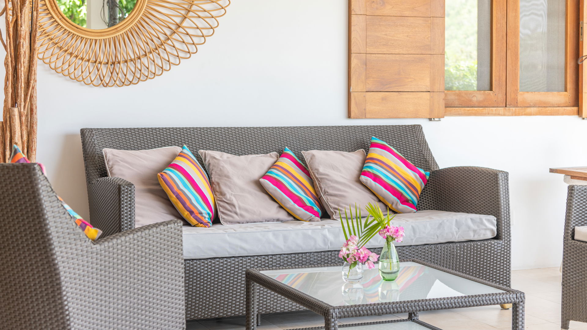 OUTDOOR LOUNGE AREA