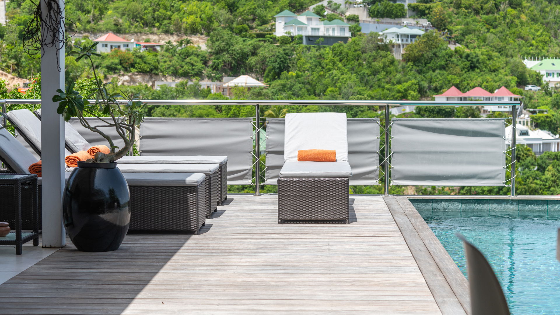 POOL & TERRACE