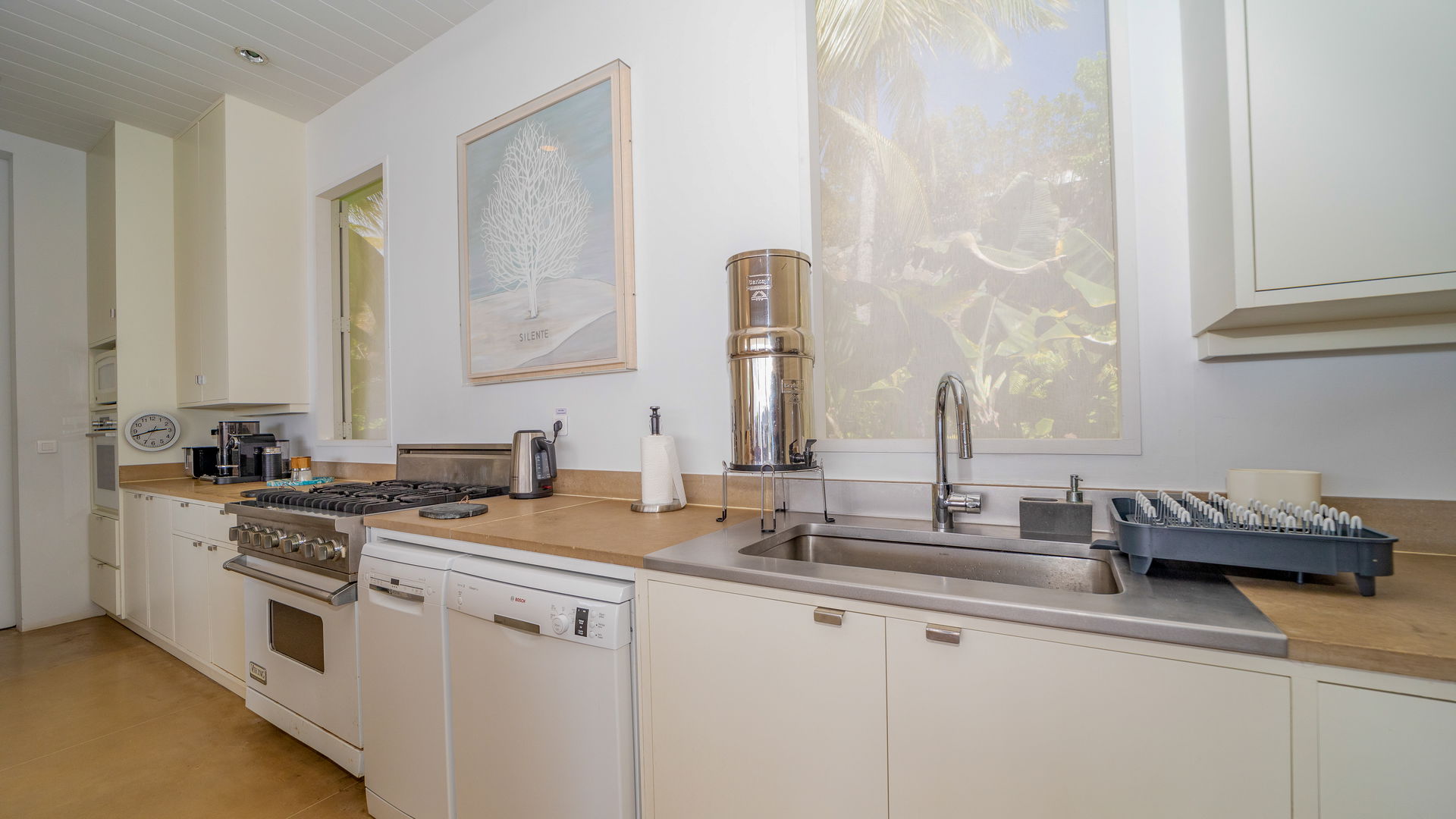 KITCHEN & DINING AREA