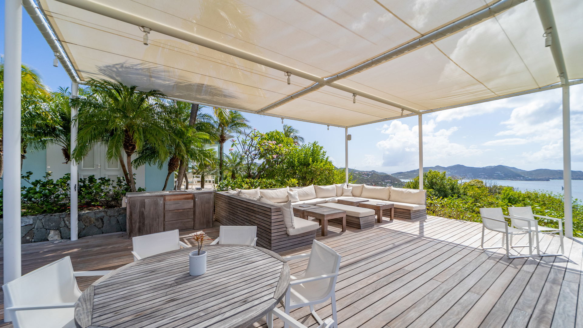 OUTDOOR LOUNGE AREA