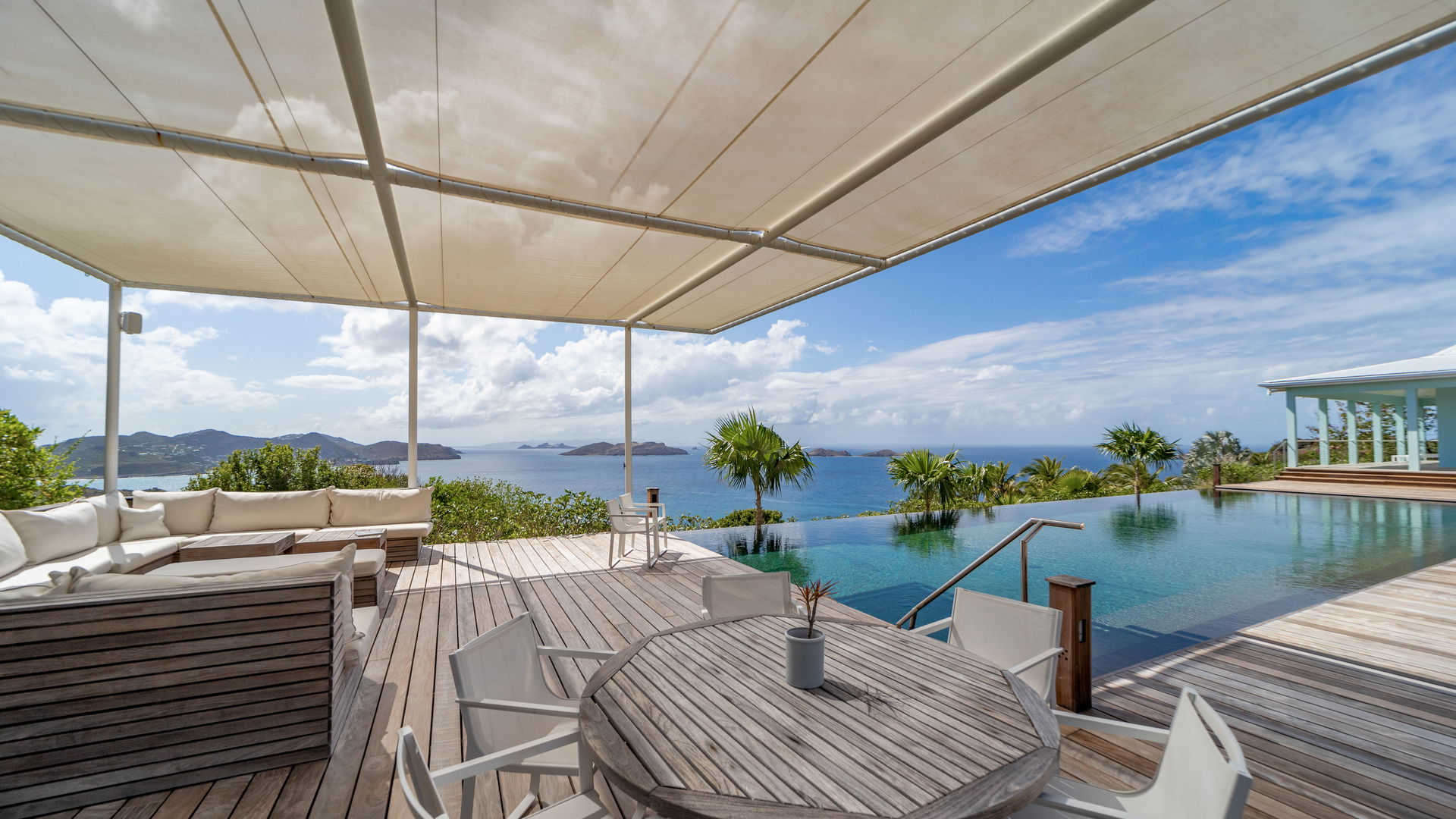 OUTDOOR LOUNGE AREA