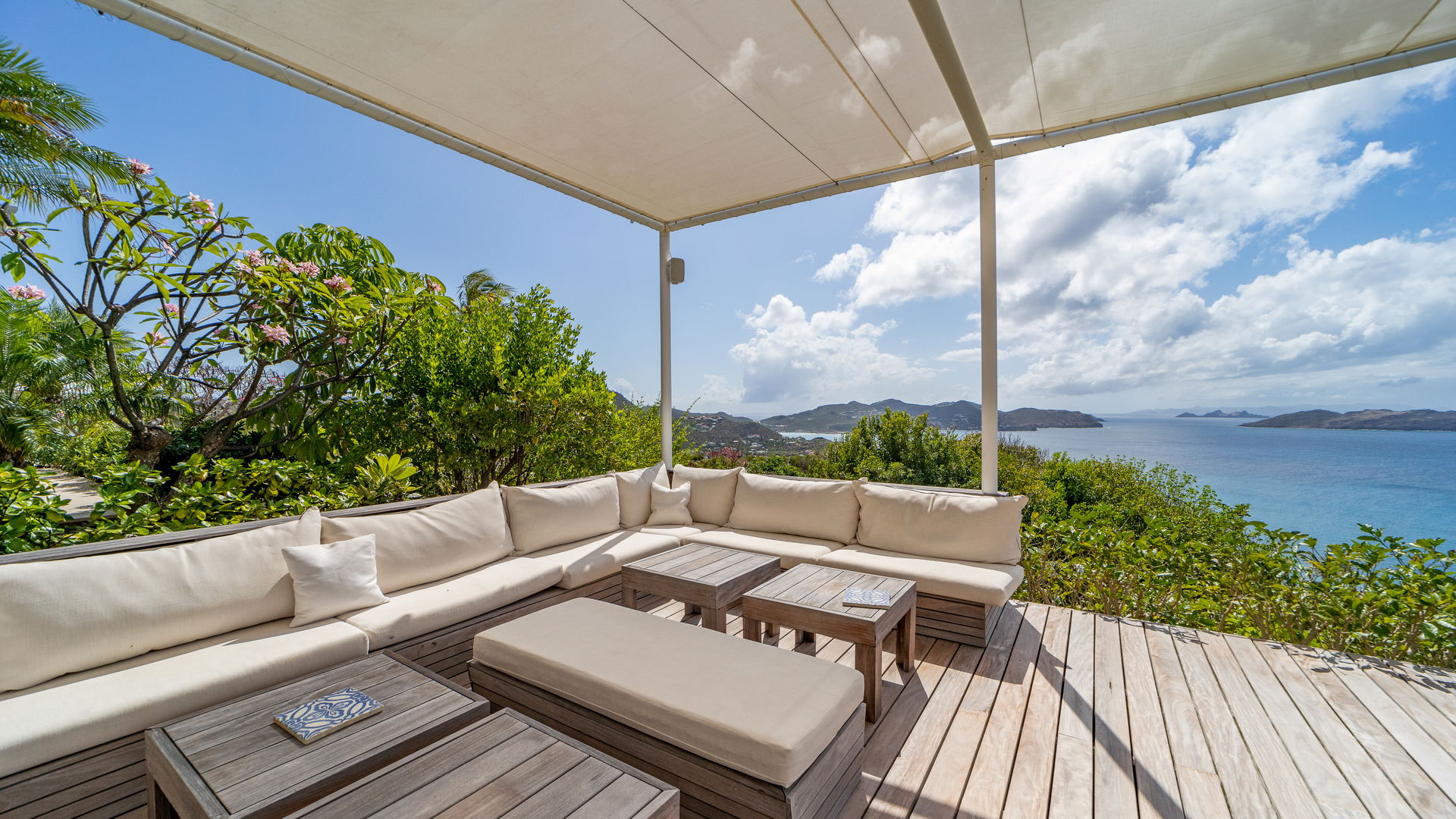 OUTDOOR LOUNGE AREA