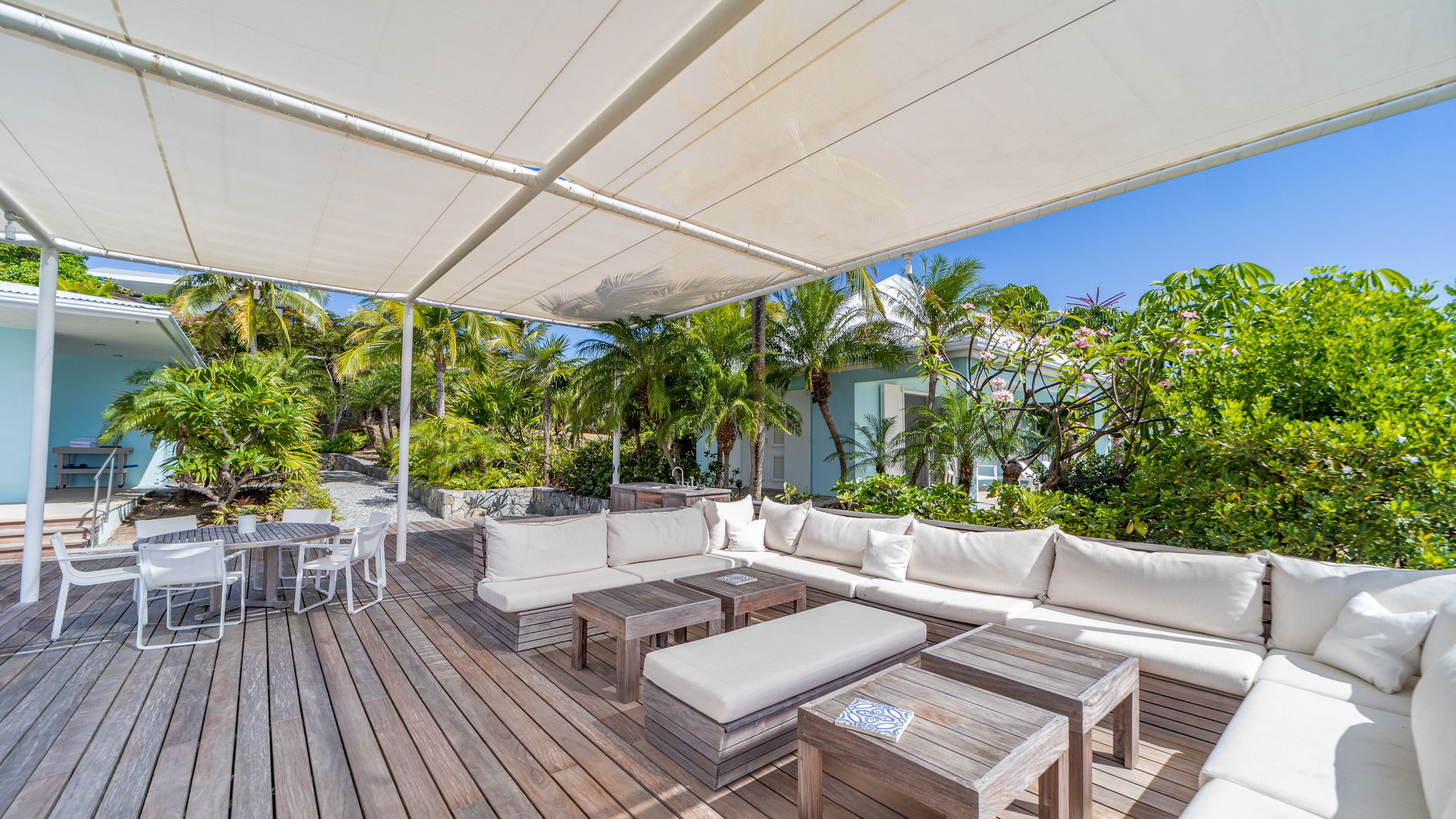 OUTDOOR LOUNGE AREA