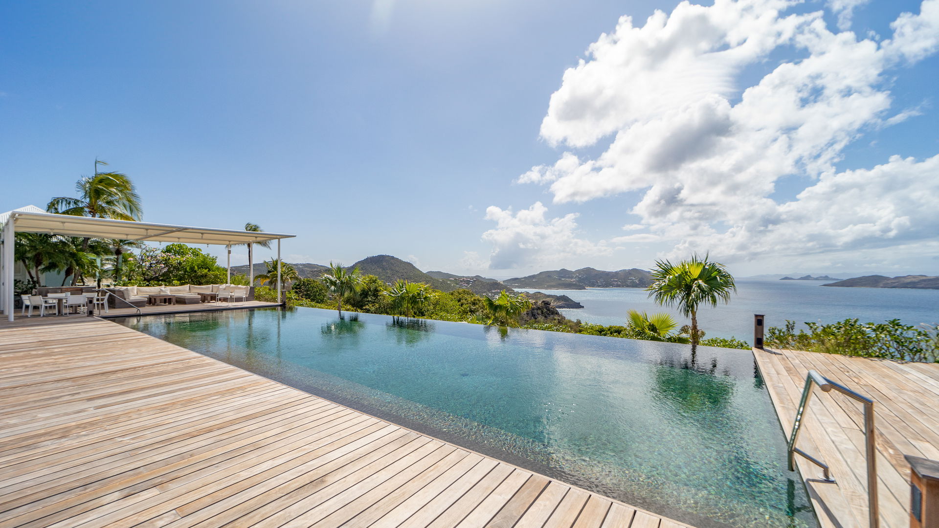 POOL & TERRACE