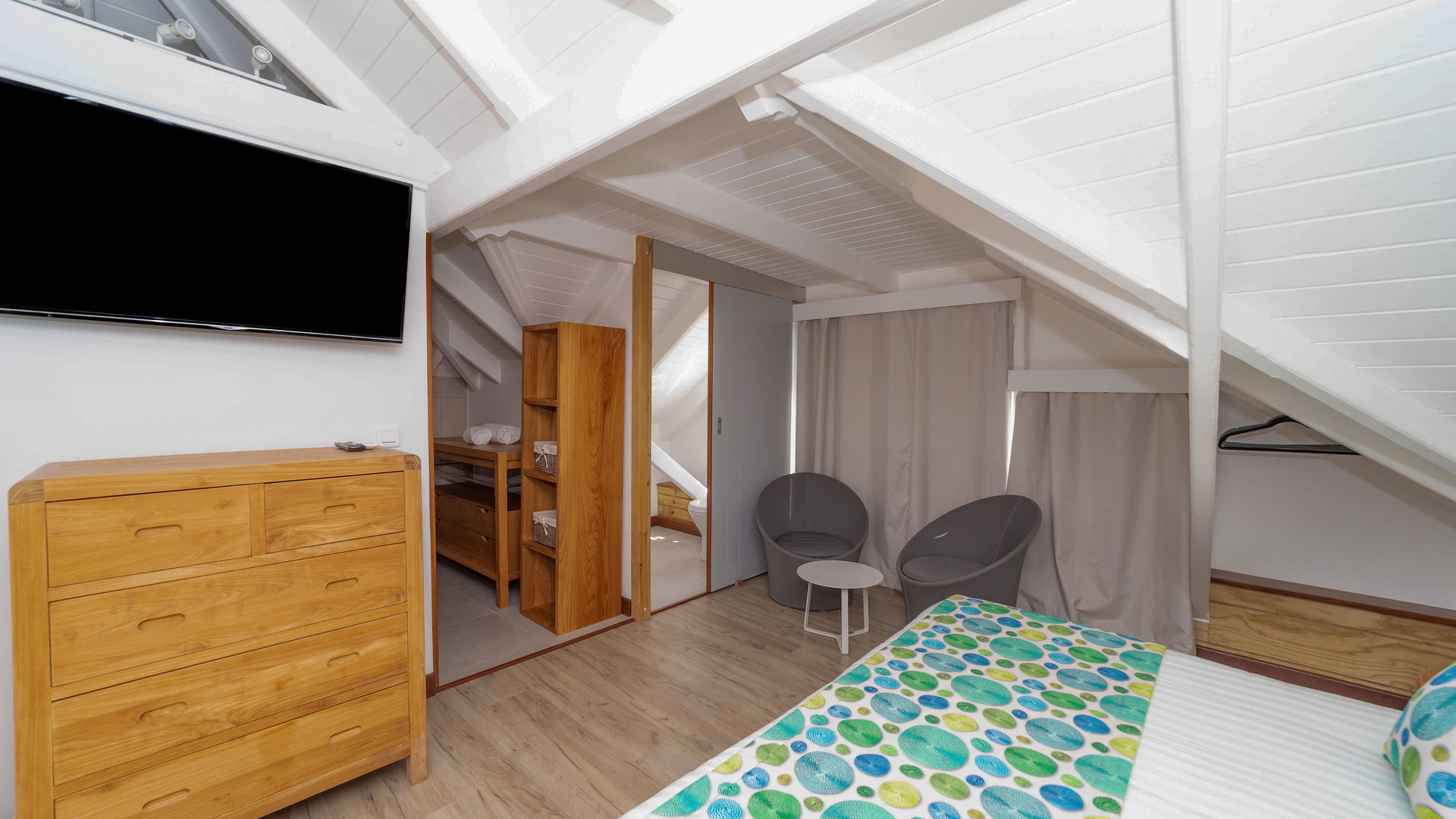 BEDROOM 2