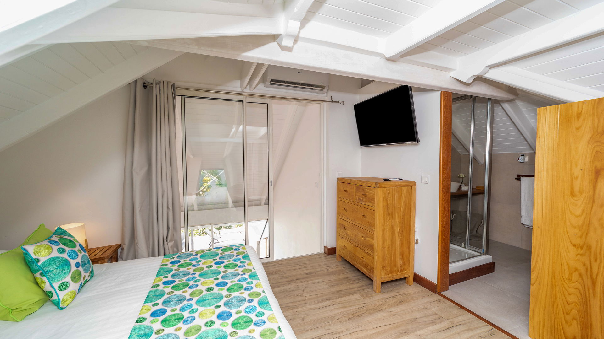 BEDROOM 2