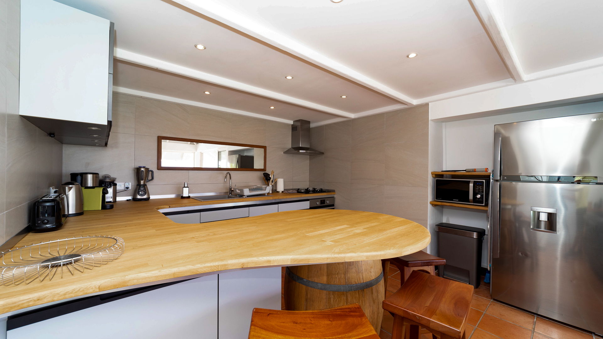 KITCHEN & DINING AREA