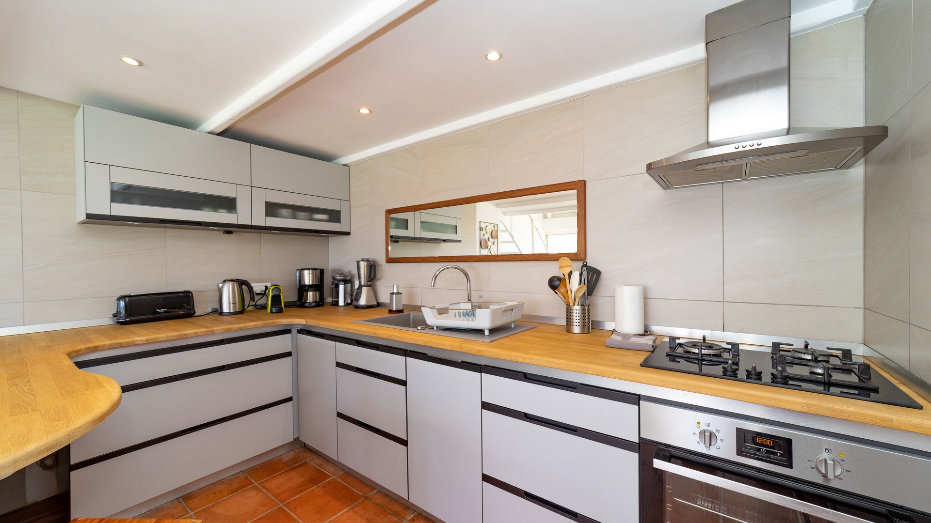 KITCHEN & DINING AREA