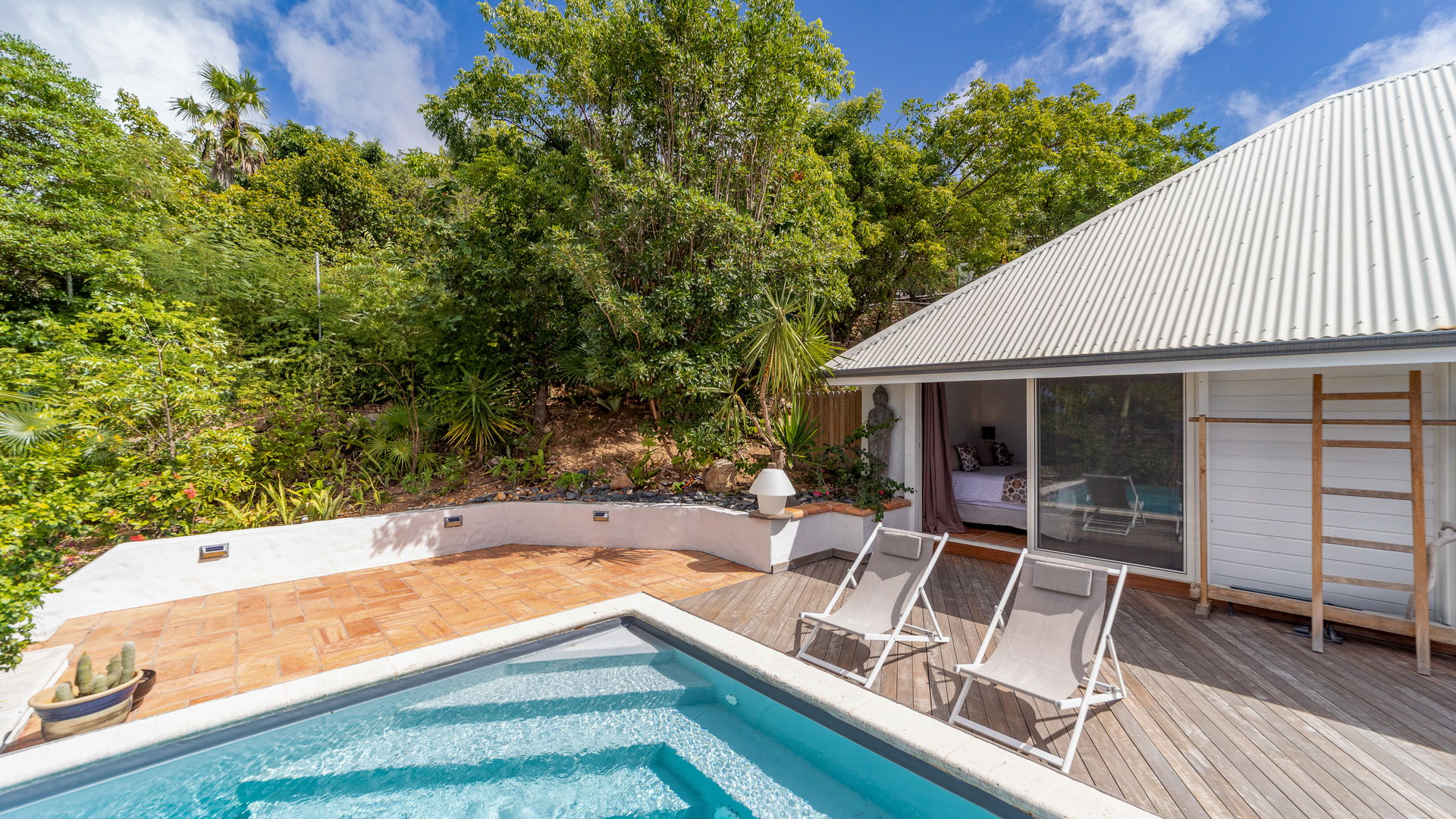 POOL & TERRACE