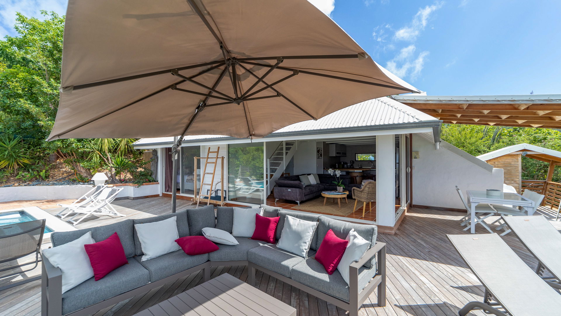 POOL & TERRACE