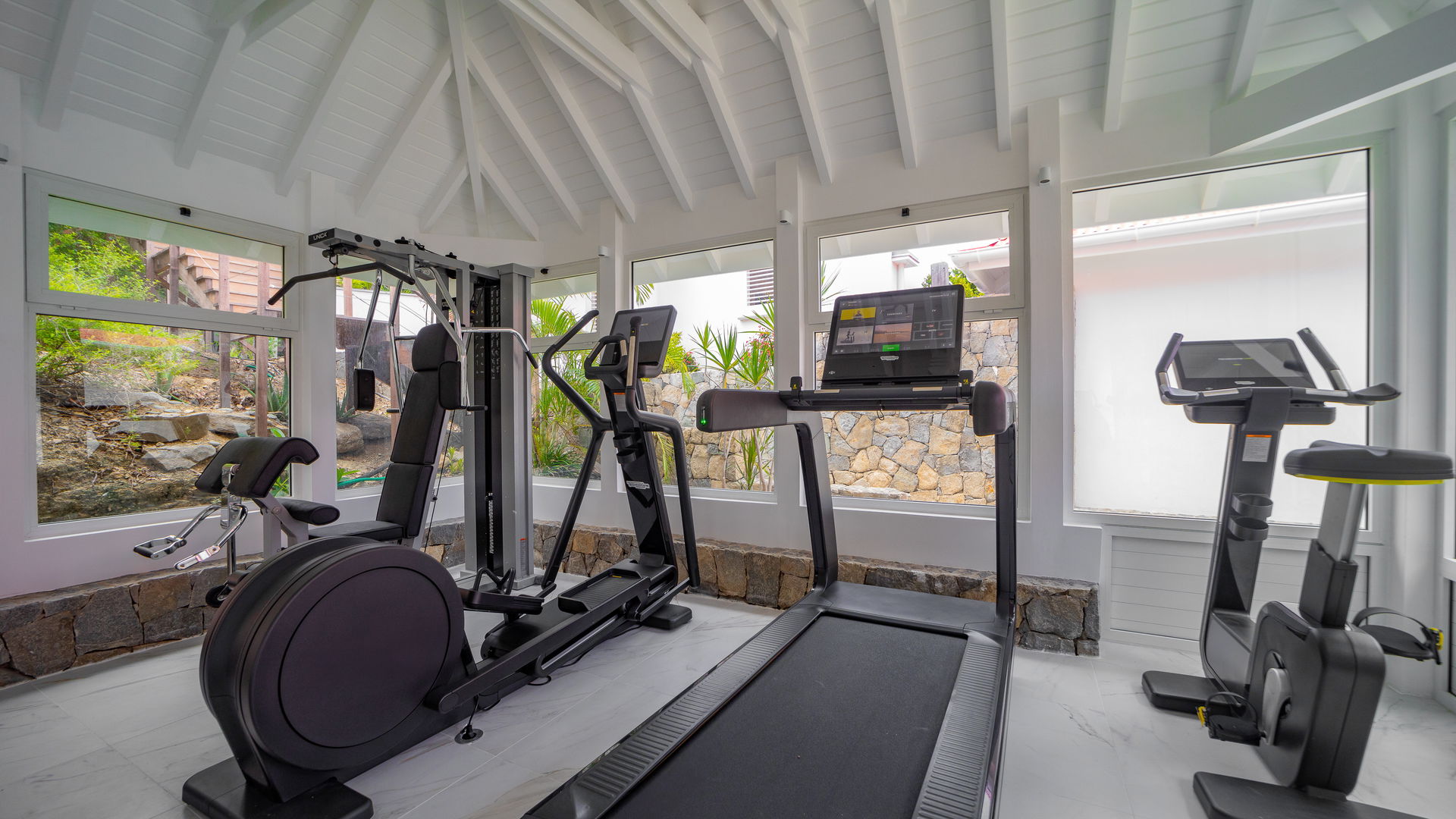 FITNESS ROOM