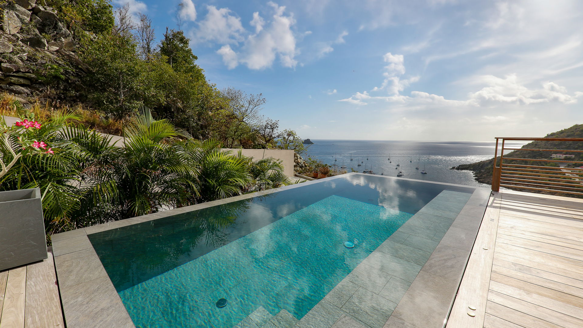 POOL & TERRACE